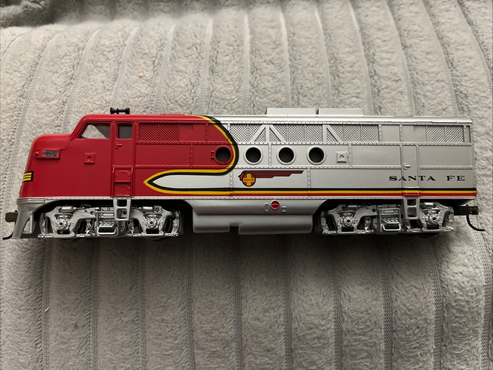Bachmann Santa Fe HO Scale Locomotive – Runs Well