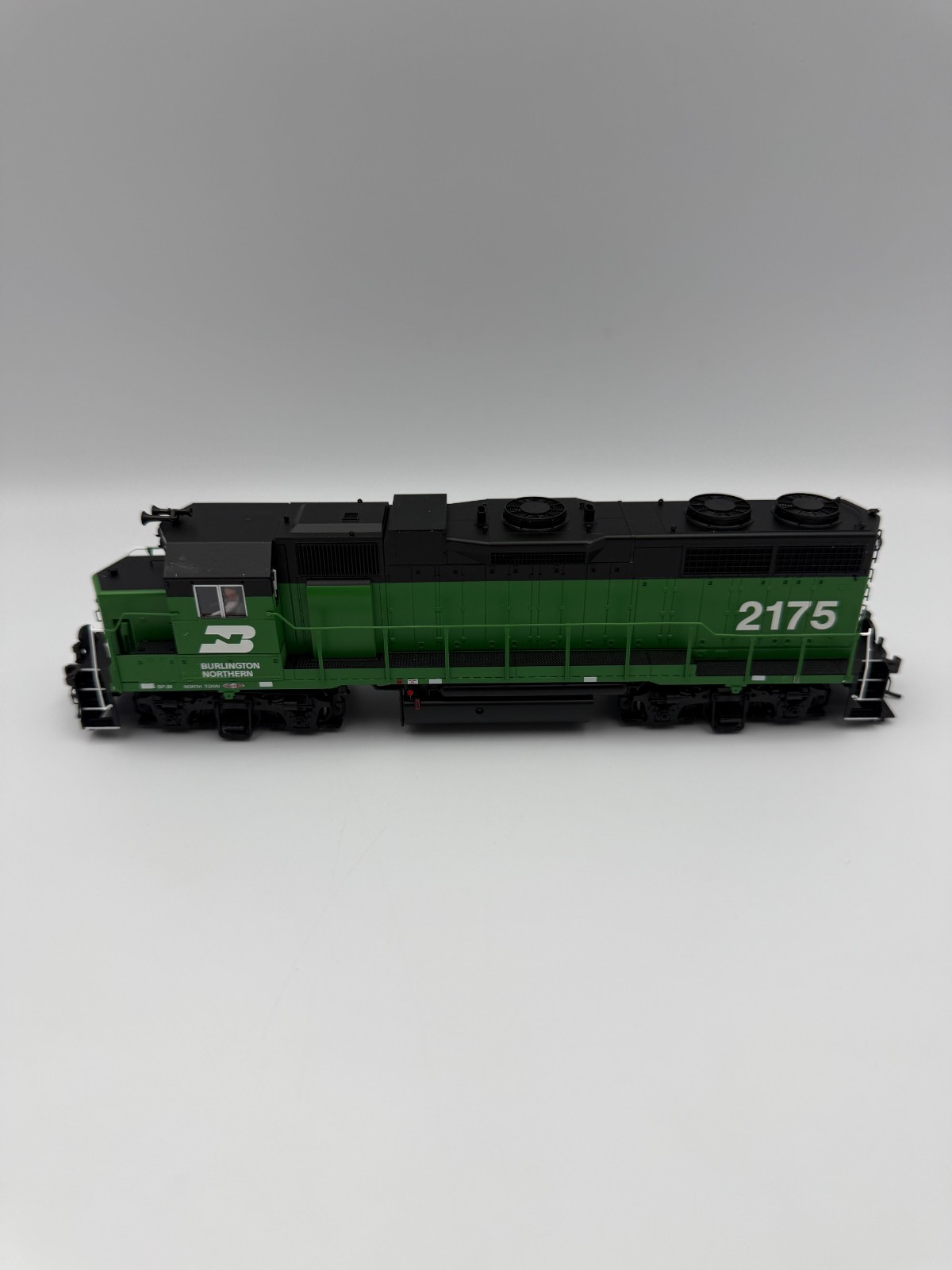 HO Atlas Classic 8954 GP38 Burlington Northern #2175. DC/DCC Decoder. TRO. IOB.