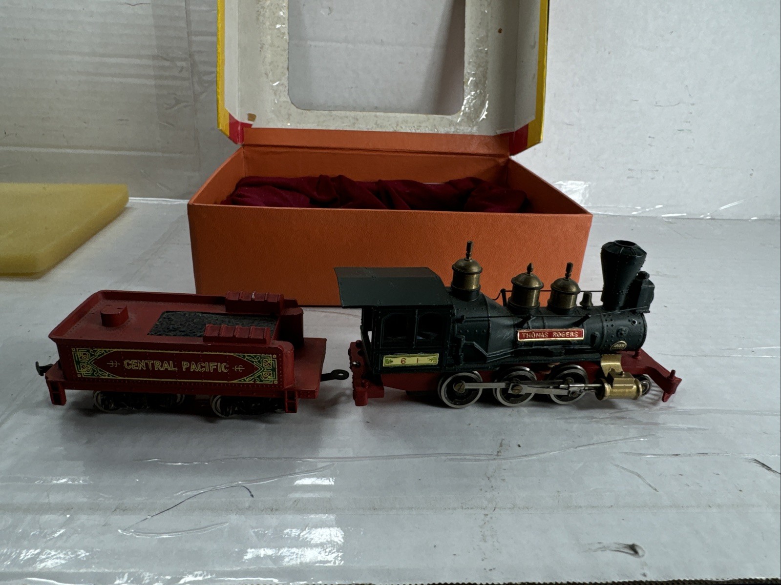 Aristocraft Ho Scale 2-6-0 Central Pacific Steam Locomotive Train Set