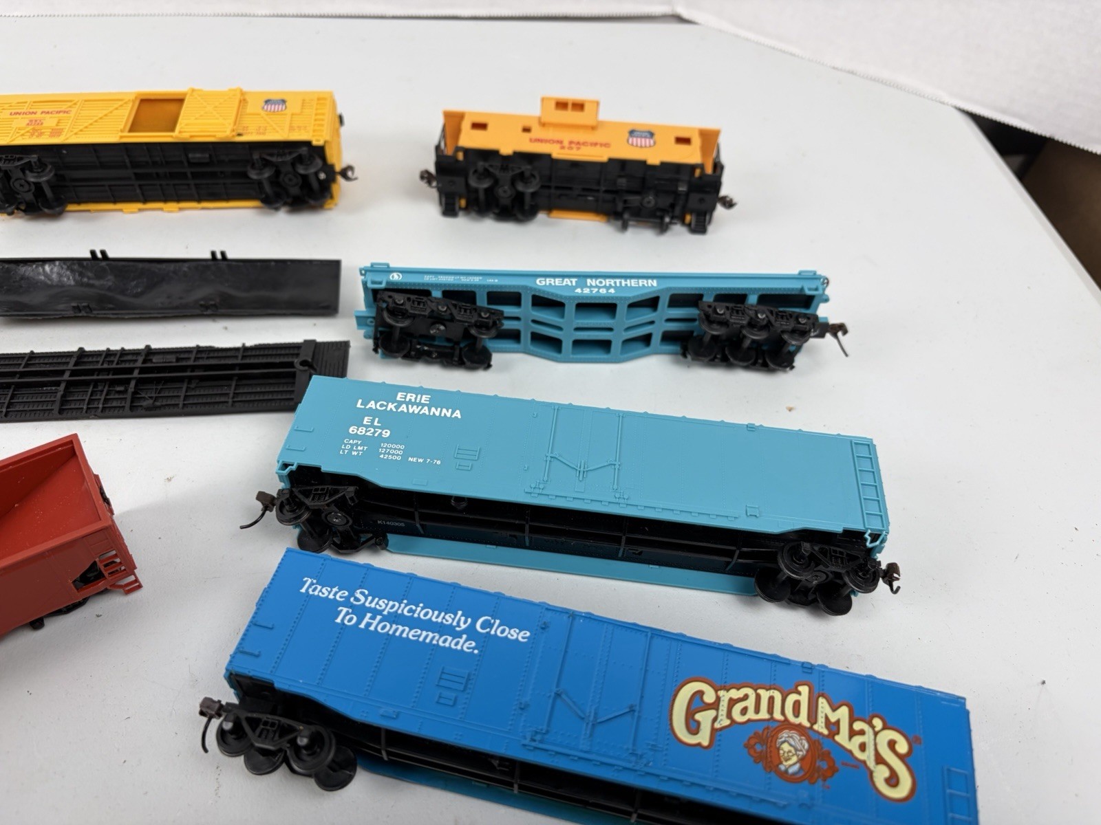 H/O Scale lot of boxcars Bachman And Locomotive As Is Parts Or Repair