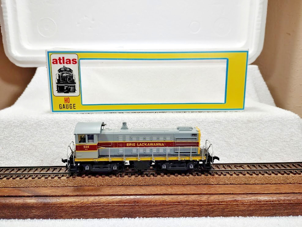 HO Scale Atlas # 8276 Erie Lackawanna S-4 Diesel Powered Locomotive #528 & Box