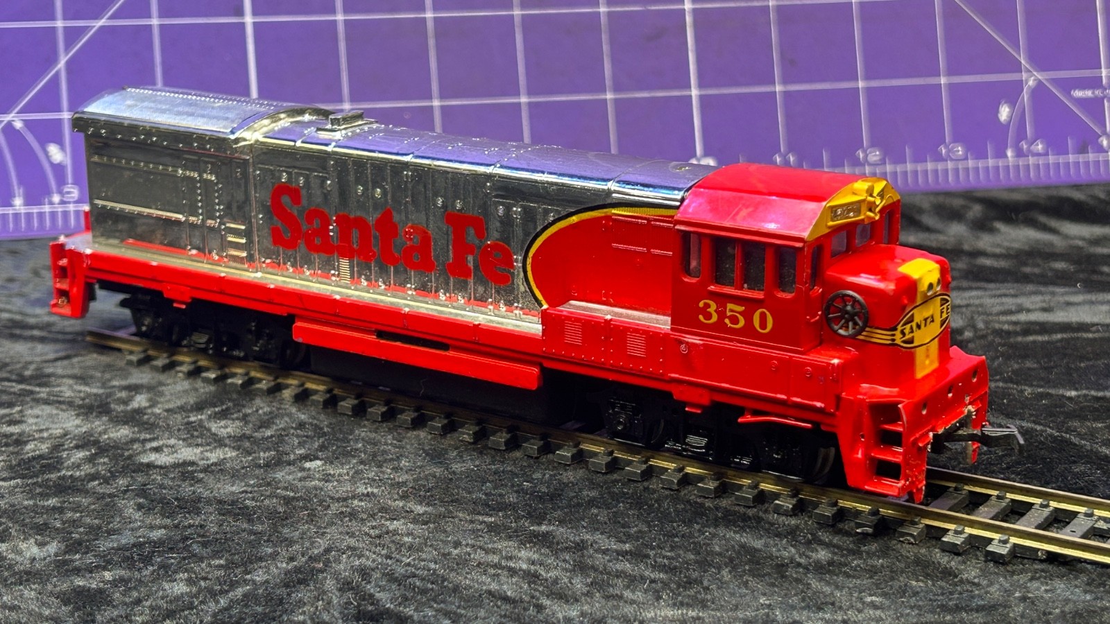 Bachmann HO Scale Santa Fe 350 GE U36B Powered Diesel Locomotive, 117 bin2