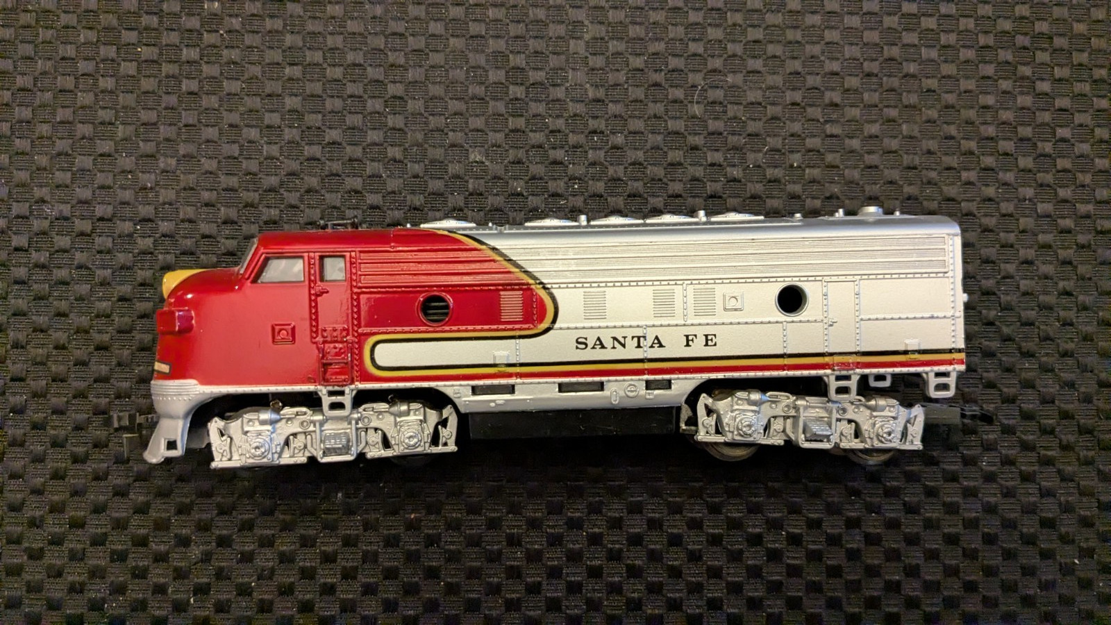 Life-Like HO F7 A Locomotive Santa Fe, LNIB, Runs real fast, pulls good too.