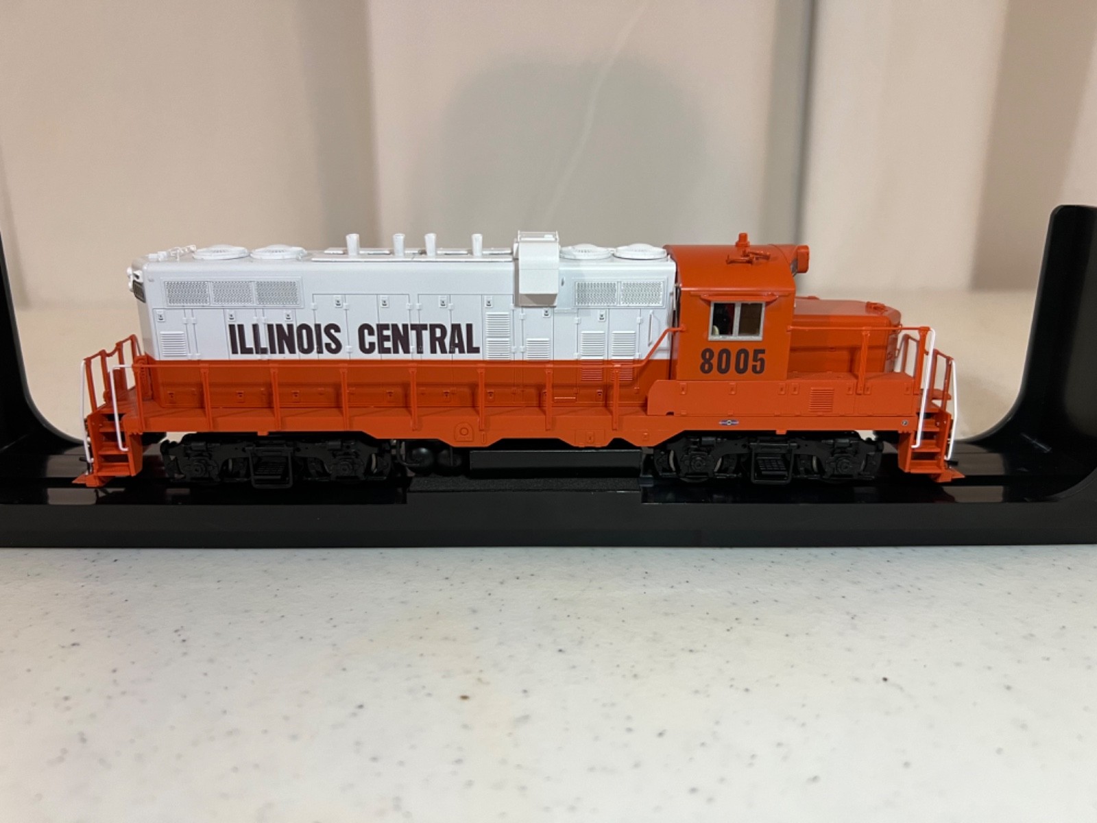 NIB HO Intermountain Illinois Central GP10 with LokSound