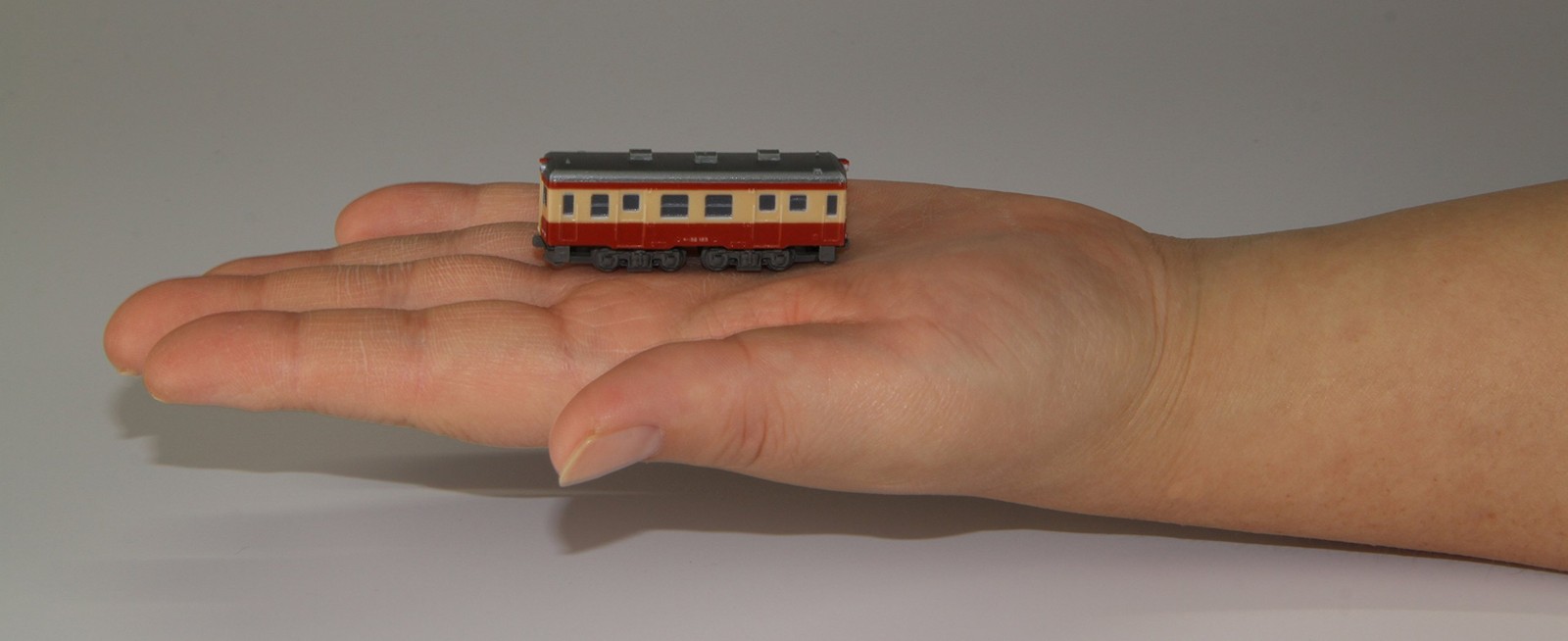 Rokuhan Zgauge Z Shorty Kiha52 ST002-1 Railway Model Diesel Car