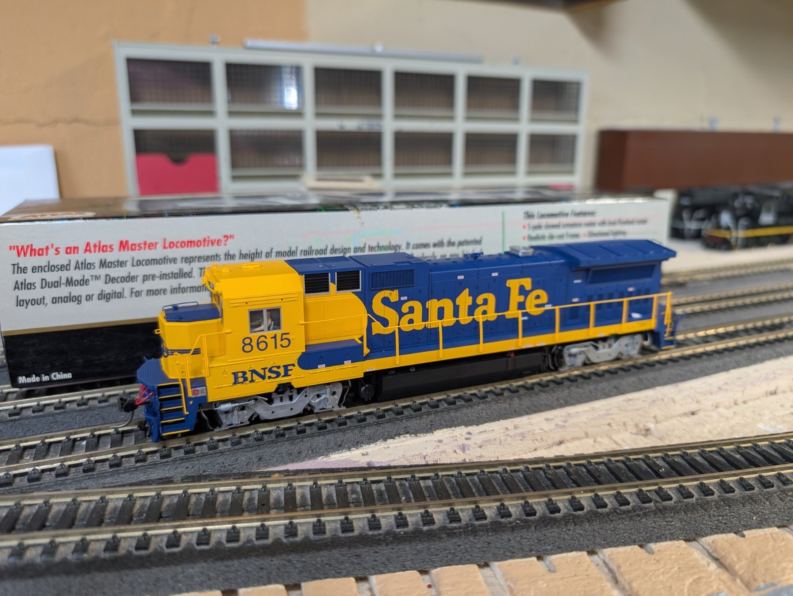 CS ATLAS MASTER SERIES GE B40-8: BNSF PATCHED SANTA FE #8615 W/DECODER – 9033