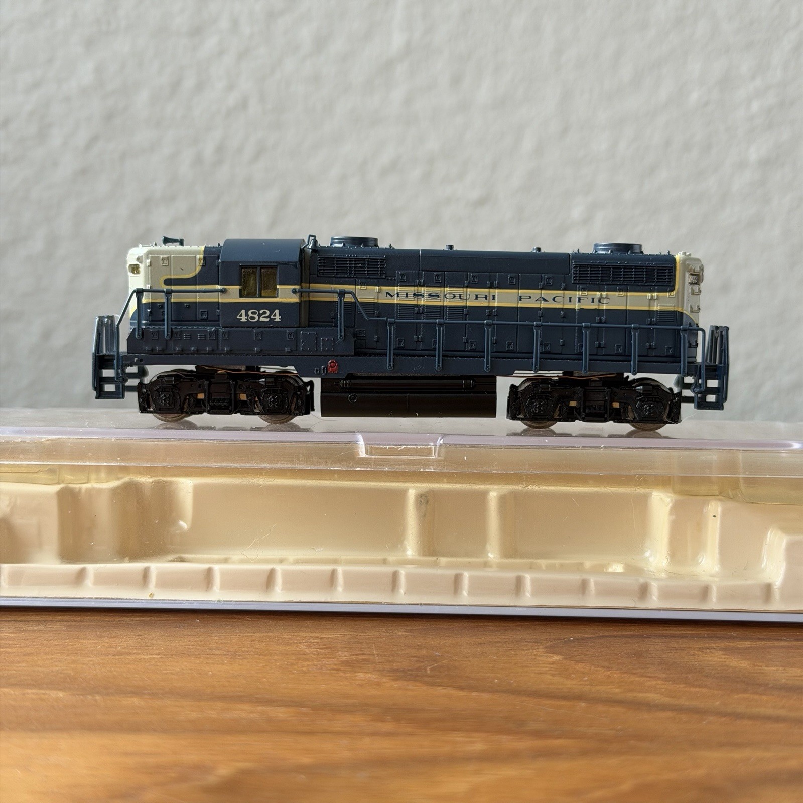 N Scale Life Like Missouri Pacific GP18 7111 Locomotive #4822 + 7120 #4824 Shell