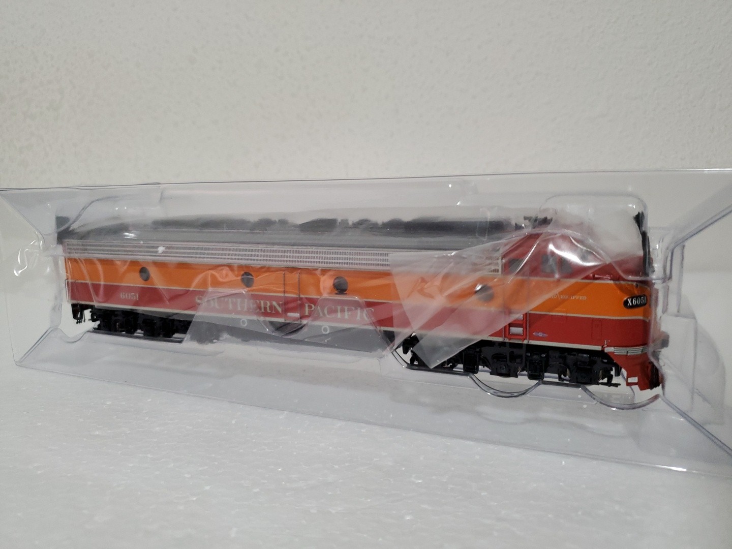 HO WALTHERS PROTO 920-48752 EMD E9A SOUTHERN PACIFIC SP # 6051 DCC READY