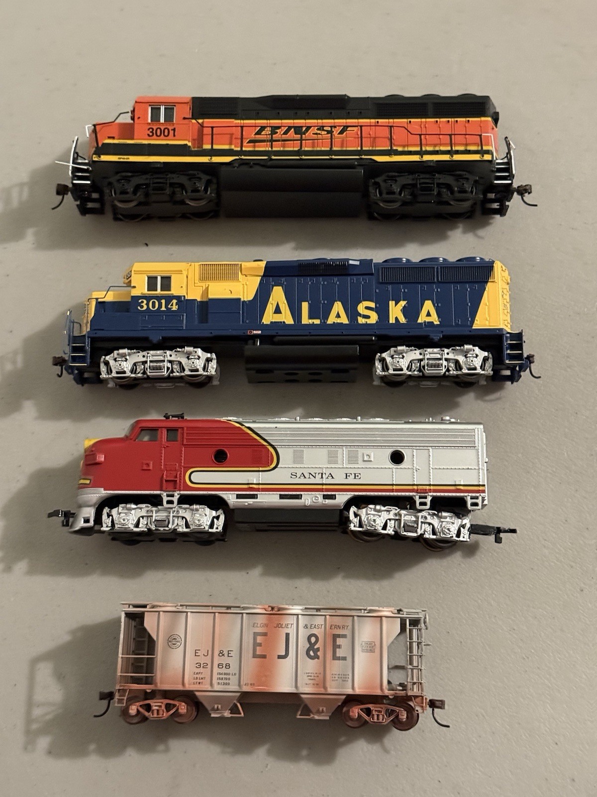 Bachmann HO Lot BNSF #3001 Alaska 3014 Santa Fe Engine EJ&J Box Car TESTED WORKS