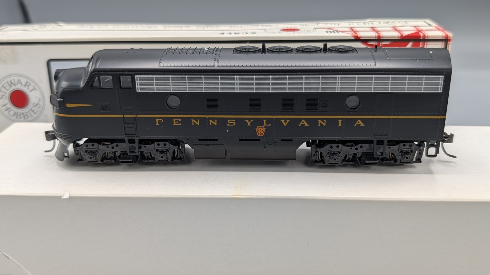 Stewart/Kato HO 8440 F3A Phase IV Powered Pennsylvania RR – Kadee Couplers – NOS