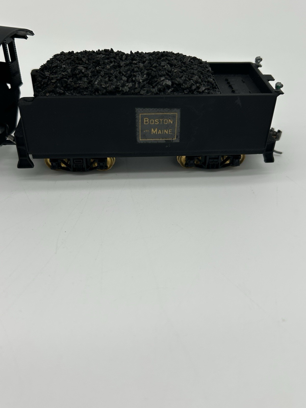 Unbranded Boston/Maine 2-8-0 Steam Locomotive W/tender, tested working HO gauge