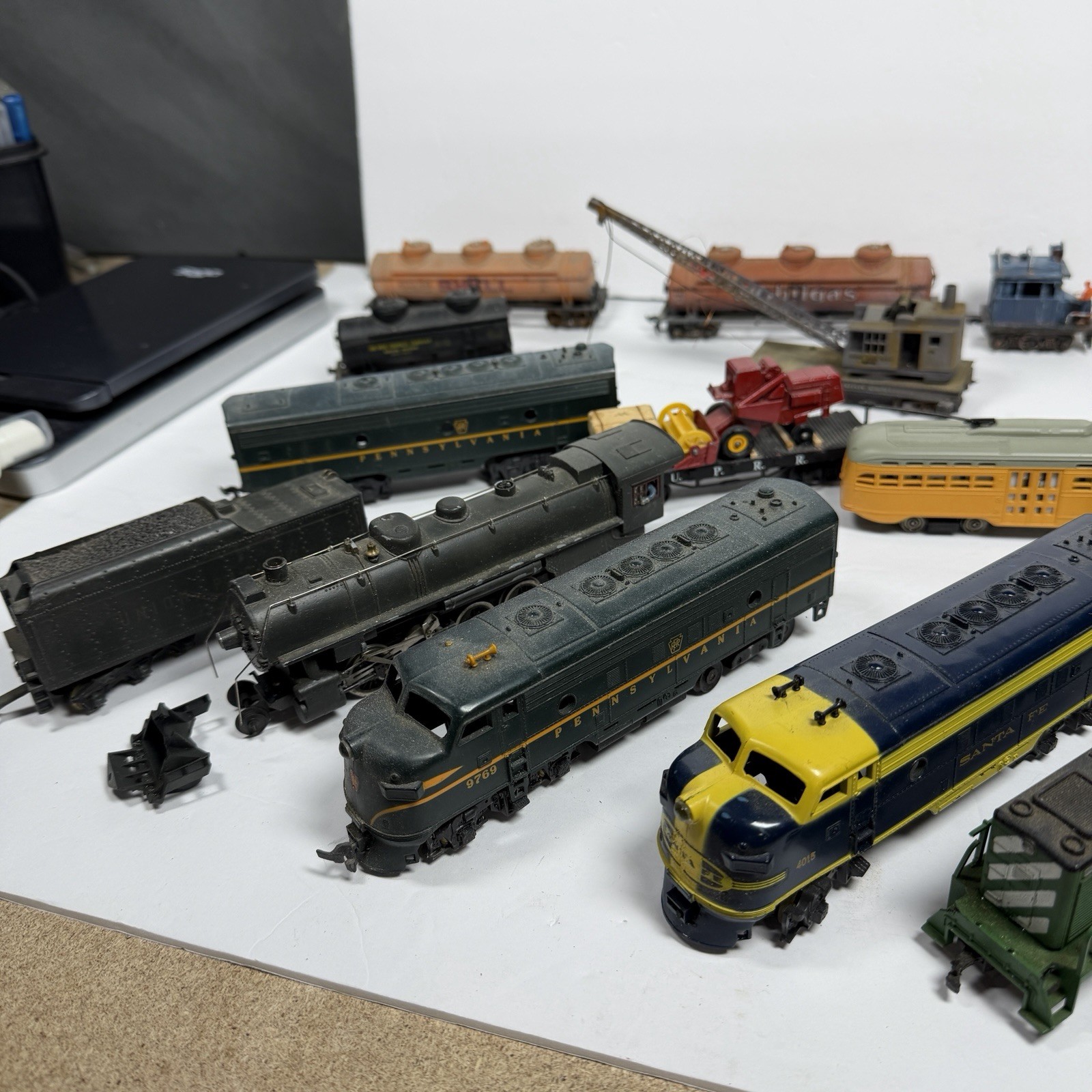LOT OF HO Scale Engines Locomotives Caboose various – Untested For Parts Repair