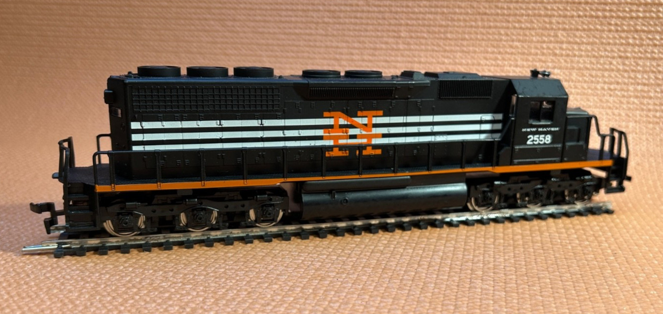 New Haven HO Diesel Locomotive/Loco 2558 Black Orange White, 632 bin4 WORKs NICE