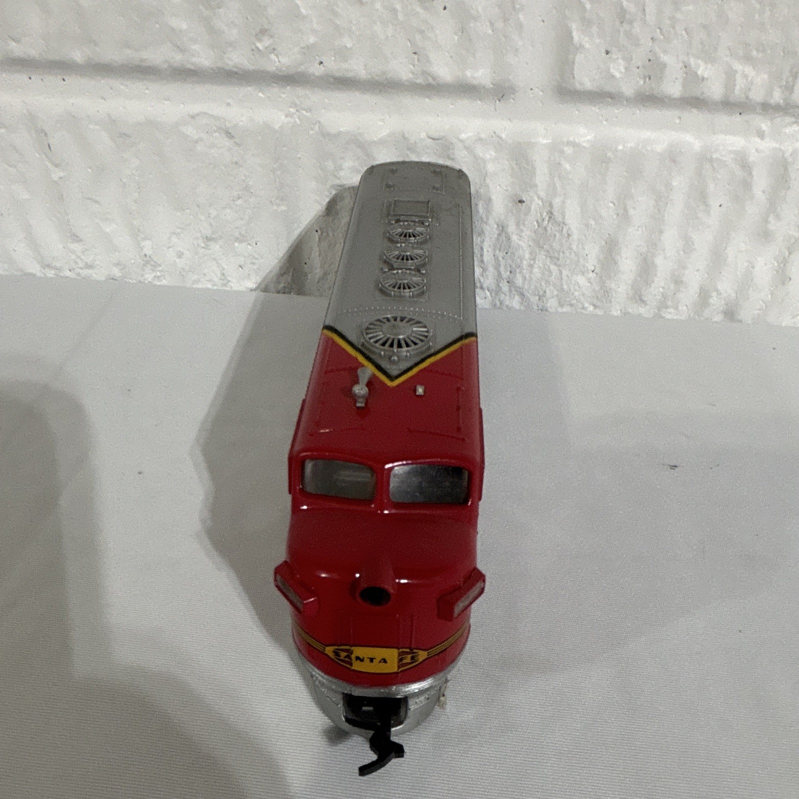HO Scale Santa Fe Diesel Locomotive #307 Analog Silver/Red/Black/Yellow Plastic
