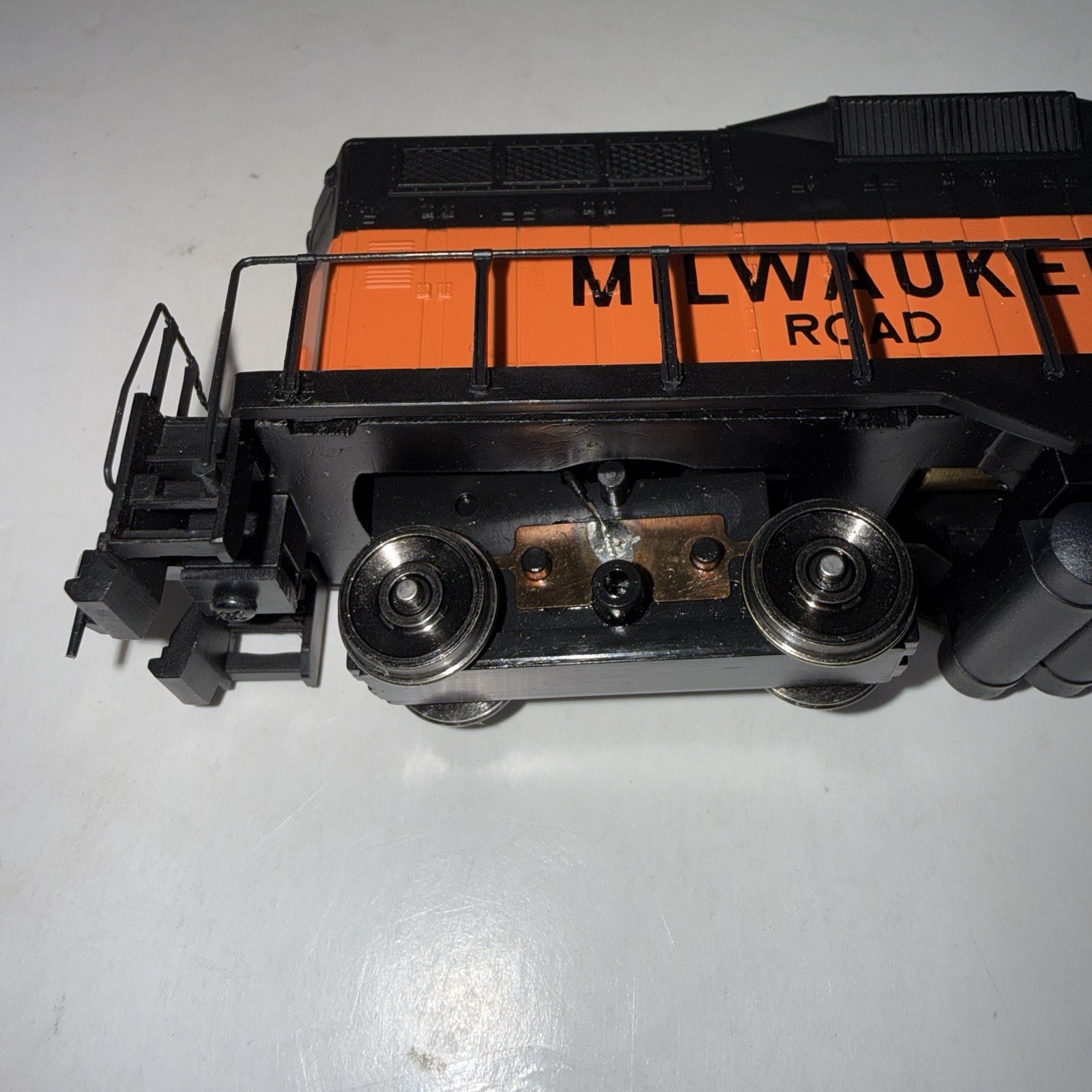 1996 HO Scale Walthers Train line GP9M Milwaukee Road locomotive 974 freight car