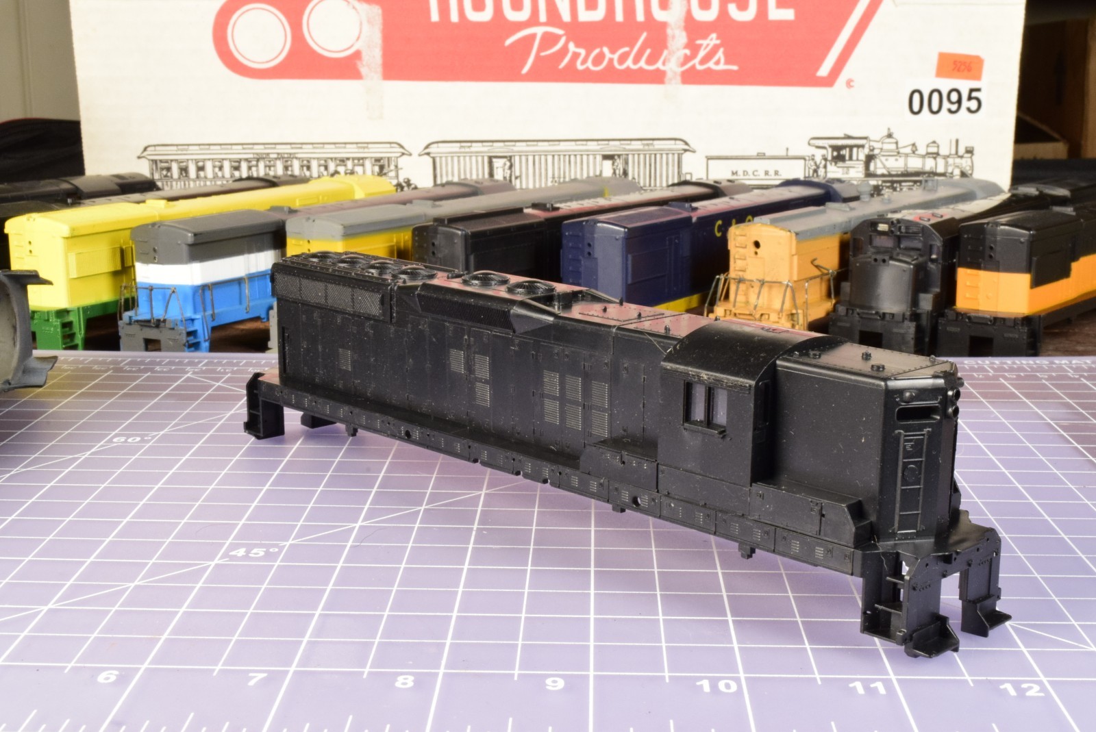 HO SHELL SD7 undecorated , NO RAILINGS has cab insert