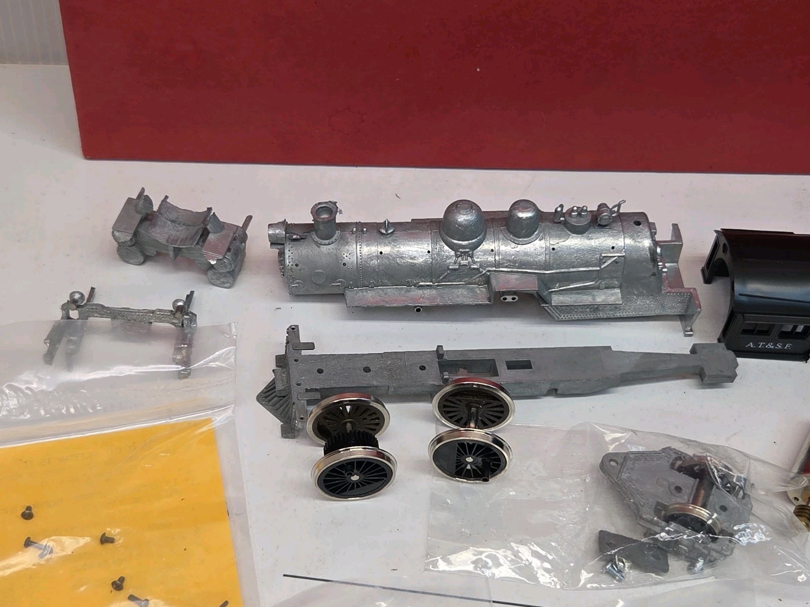 Roundhouse Santa Fe 4-4-2 Locomotive Kit