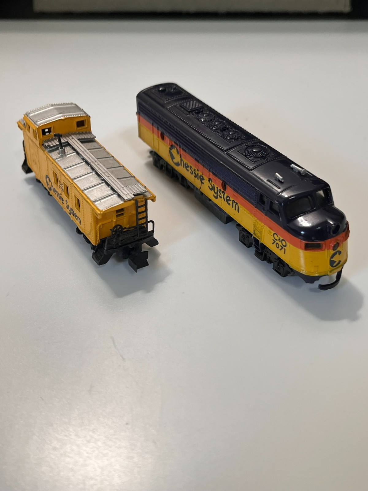 Bachmann N Scale EMD F9 Diesel Locomotive w/Caboose Chessie System #4656