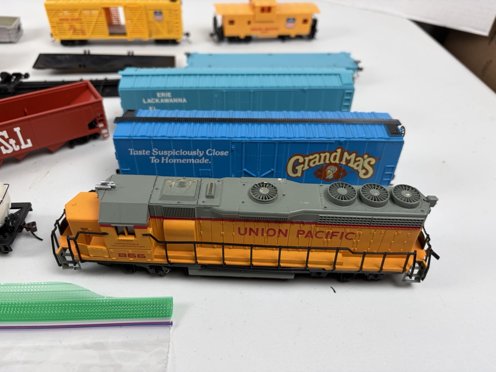 H/O Scale lot of boxcars Bachman And Locomotive As Is Parts Or Repair