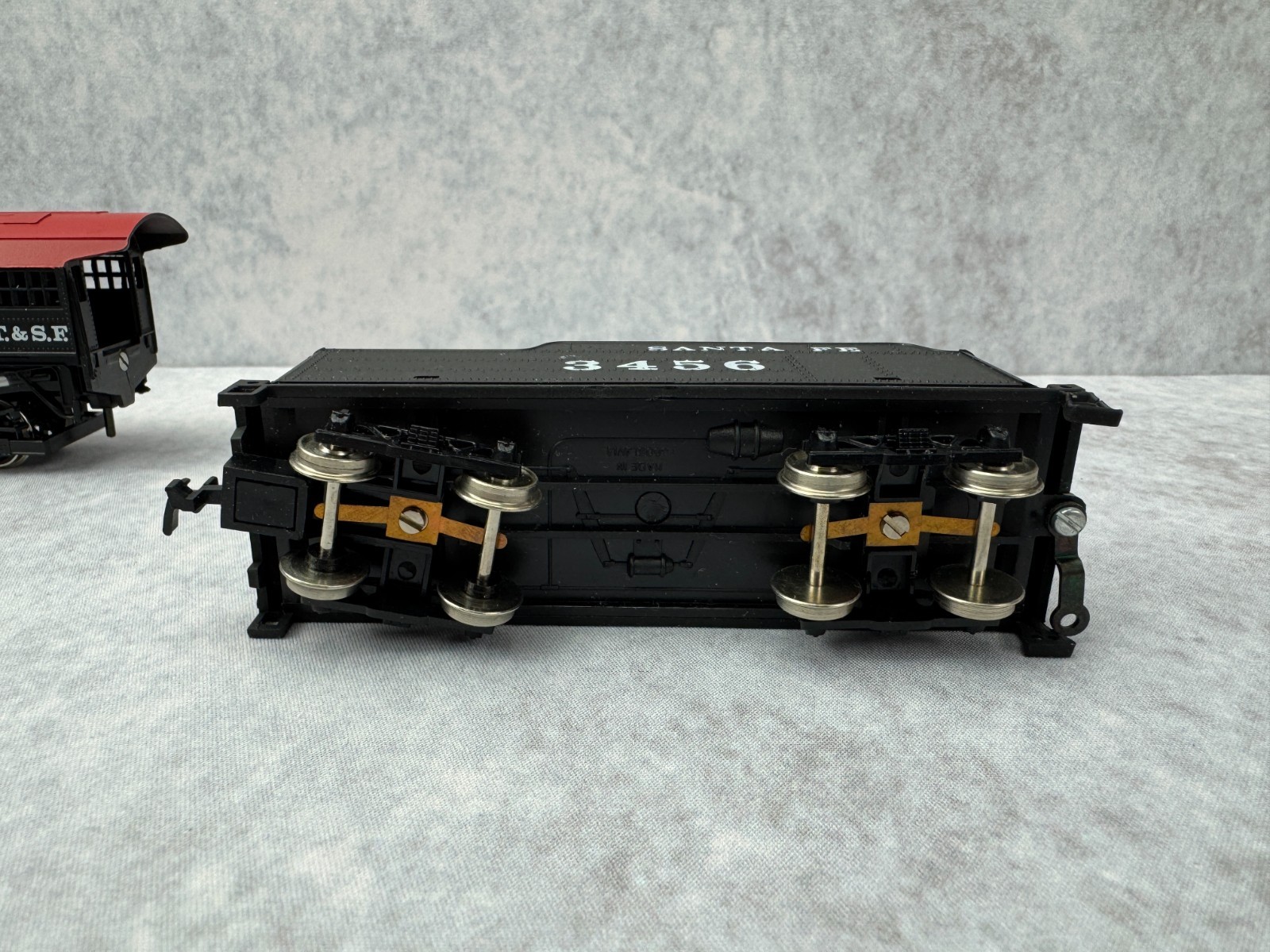 Model Power HO Santa Fe 3456 Pacific Steam Locomotive, 3 Passenger Cars & Track