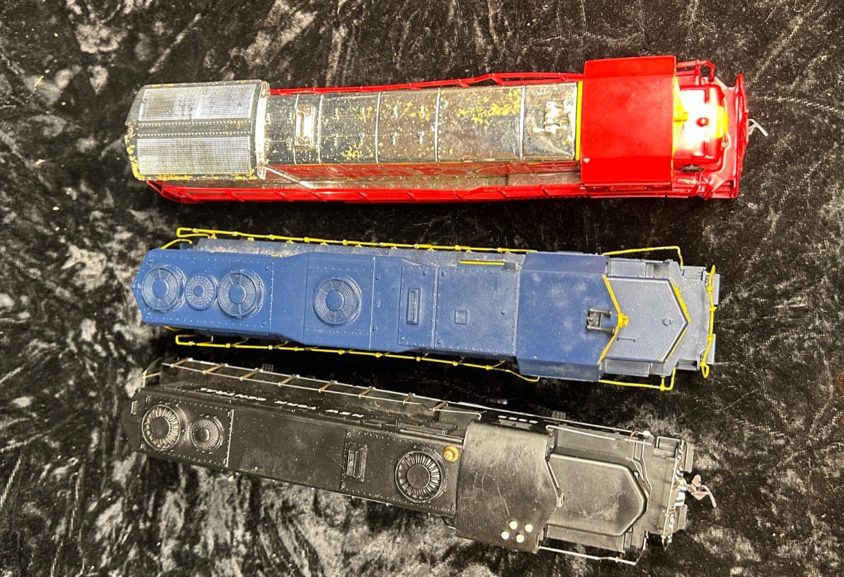Lot 3 HO 5628, 350, 1347 Santa Fe, New York Central, 2 Locomotives, 1 Dummy, c33
