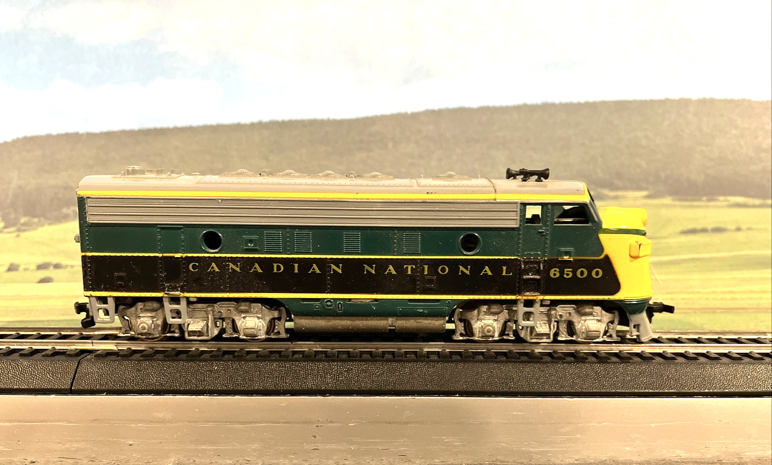 Athearn HO Scale 3025 F7A Canadian National #6500 Dummy Diesel Locomotive