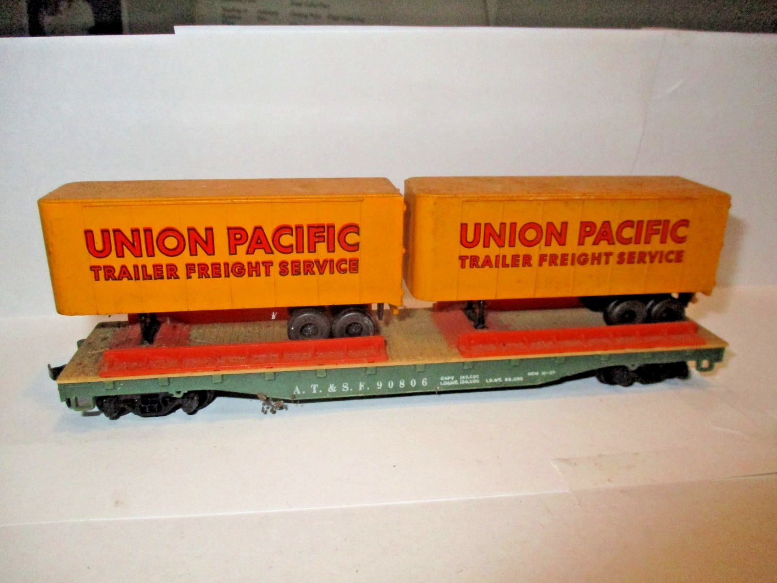 HO Union Pacific Trailer Freight Service 90806 Engine for parts or repair