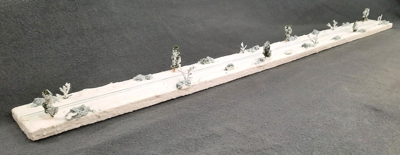 Z SCALE 36″ DISPLAY DIORAMA -“WINTER SNOW SCENE” – FOR ANY Z SCALE TRAINS