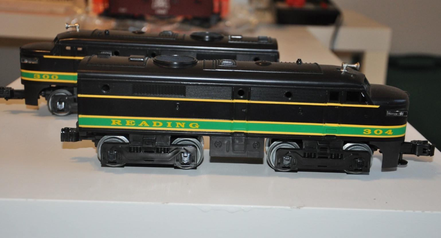 Nice Vtg LIONEL 6-18934 READING FA-2 Alco A-A Diesel Locomotive Set 300/304 READ