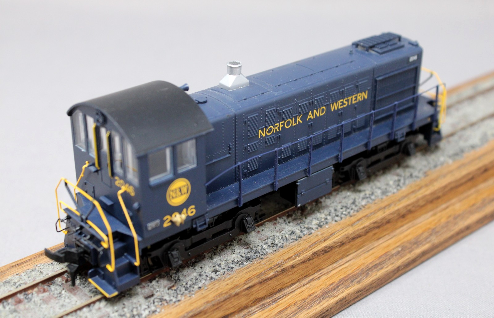 BACHMANN #63108 RARE Norfolk and Western N&W Alco S4 Diesel #2046, DCC READY C8
