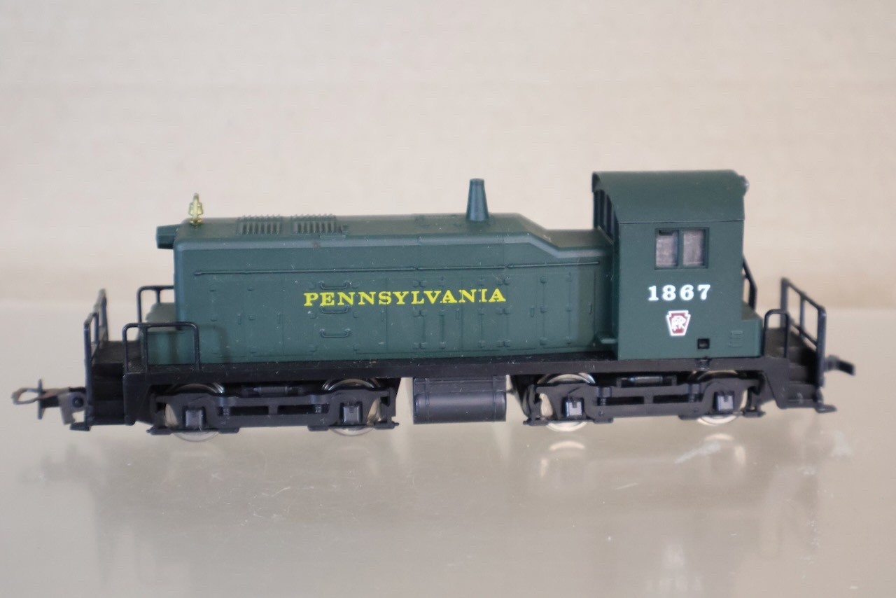 AHM 5014 HO GAUGE PENNSYLVANIA PRR EMD SW-1 DIESEL LOCOMOTIVE 1867 BOXED op