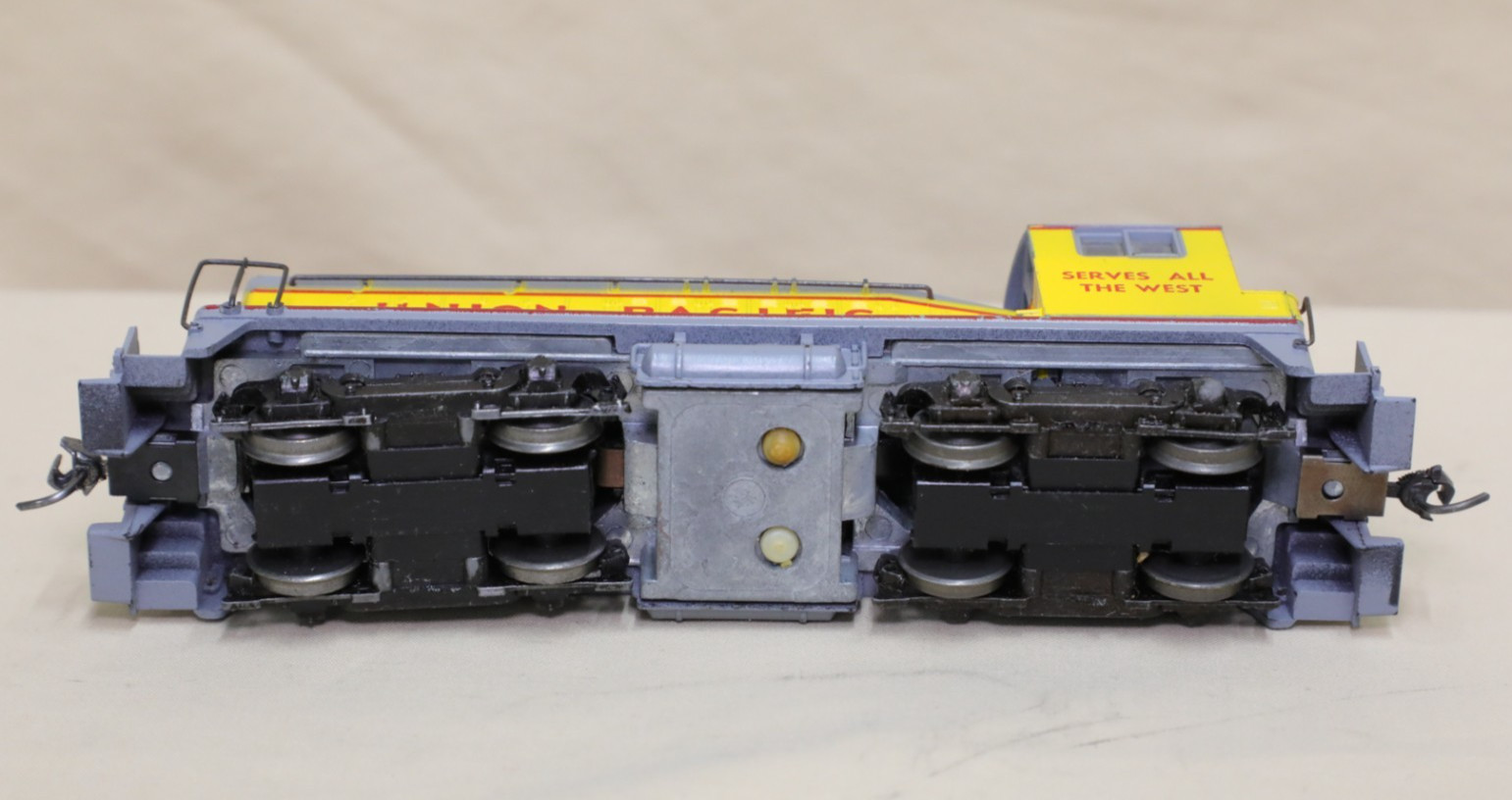 Athearn HO Union Pacific Switcher D.S. 1870 with Kadee Couplers front & rear