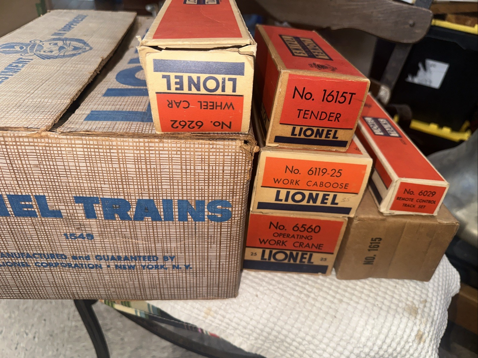 Lionel Postwar Set 1549 Switcher Set With 6262 Red Wheel Car