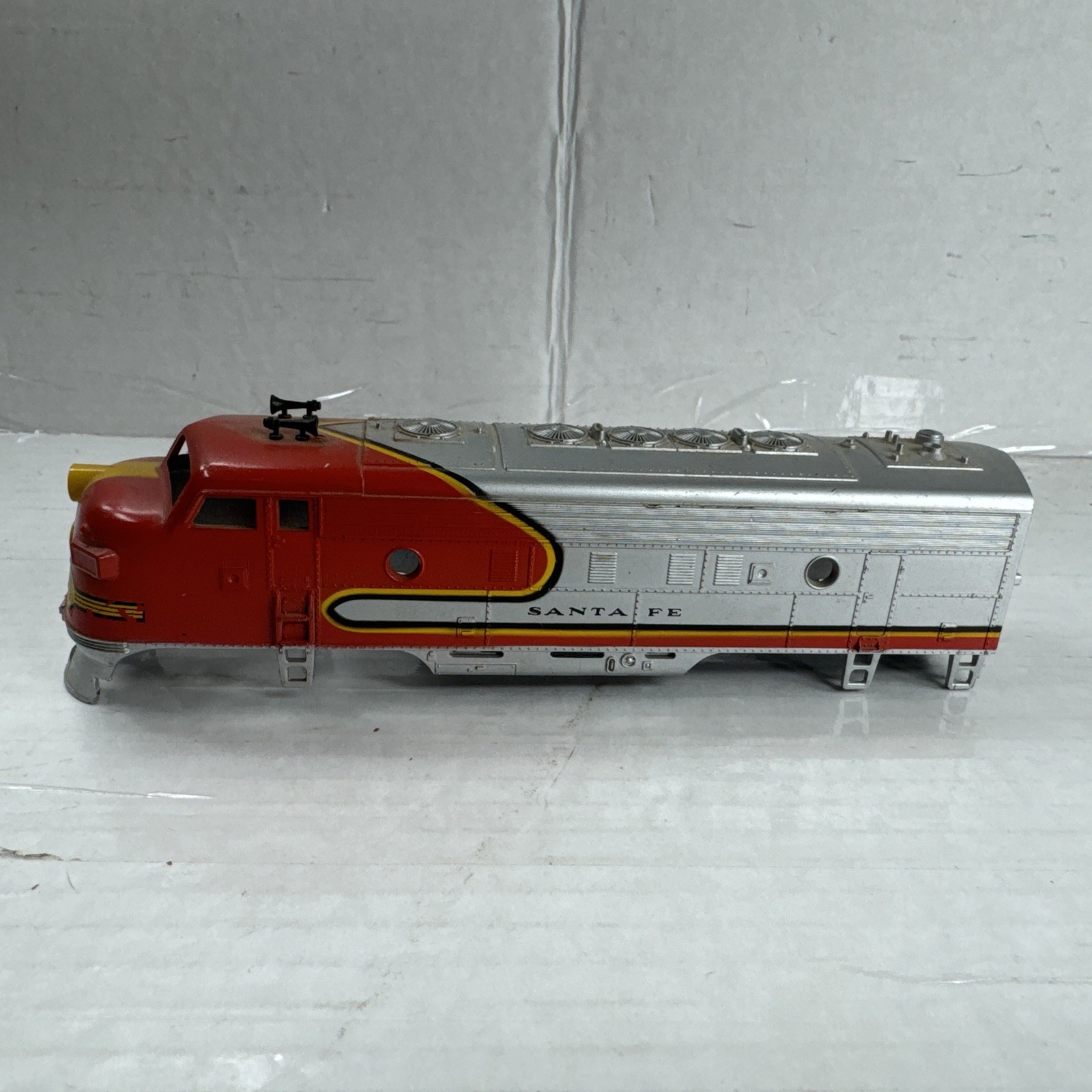 Athearn Ho Scale Santa Fe F-3 / F-7 Diesel Locomotive Shell For Train Set Engine