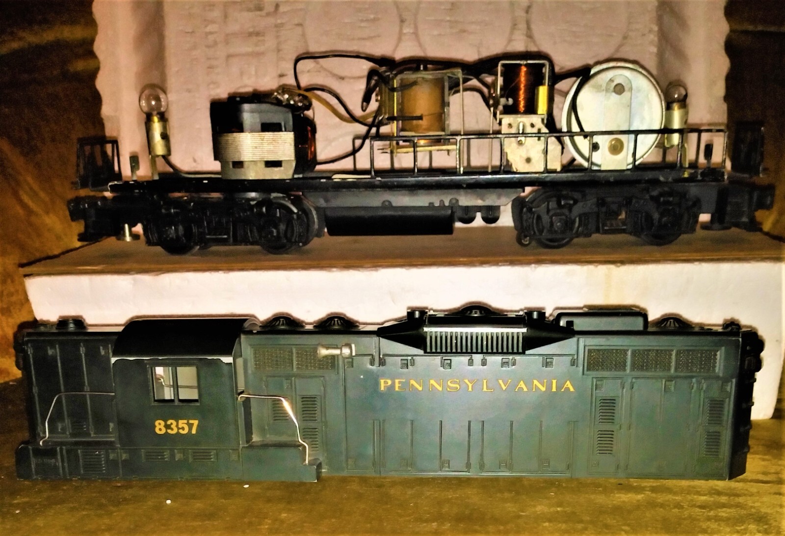 1955 LIONEL POSTWAR #2338 MILWAUKEE GP-9 DIESEL WITH REPRO #8357 PENN SHELL NICE