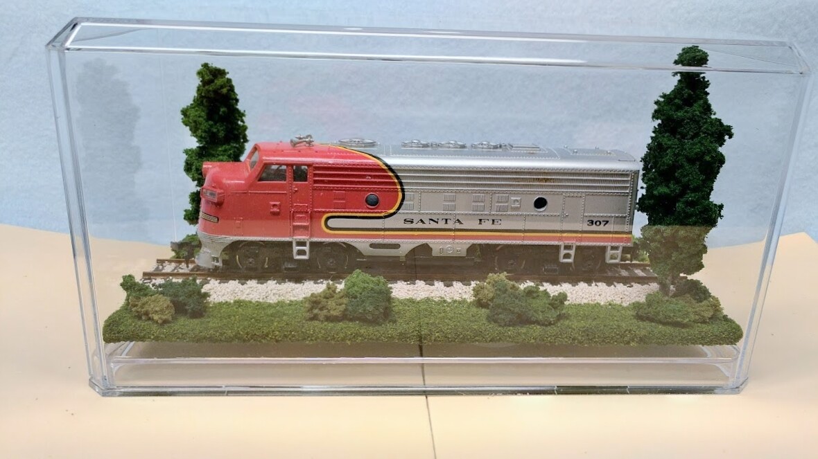HO SCALE 9″ SINGLE TRACK DISPLAY CASE -“SUMMER SCENE”-FOR ANY HO TRAIN