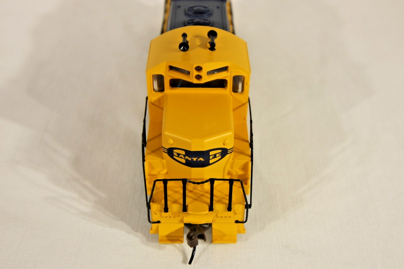 Walthers HO GP9M Santa Fe #2050 Classic Blue & Yellow – New/Original Packaging