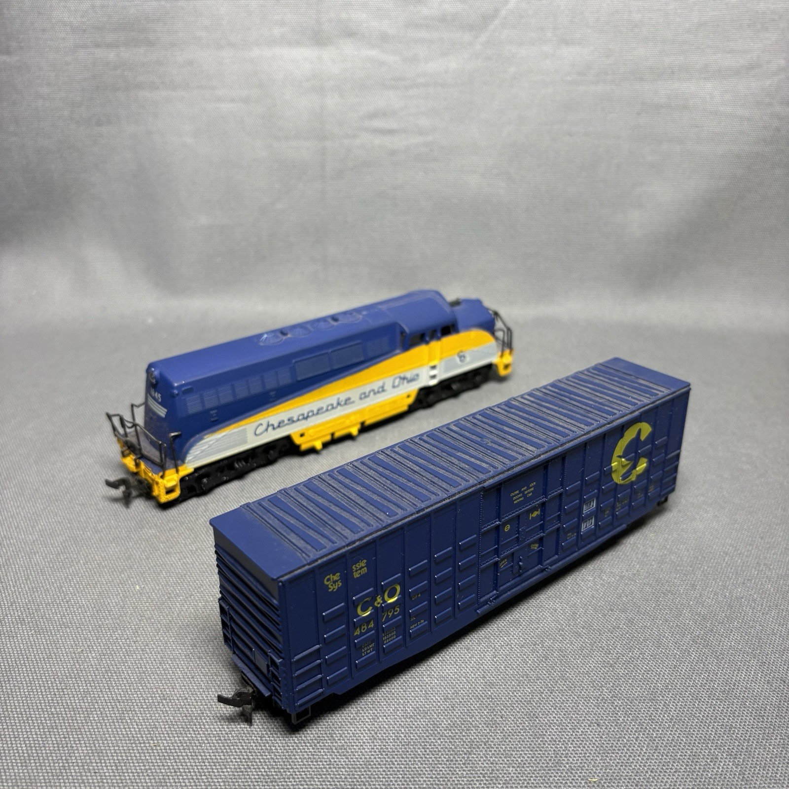 AHM HO Scale Chesapeake & Ohio Tempo Diesel Locomotive 1845 W/ Box Car 2pc