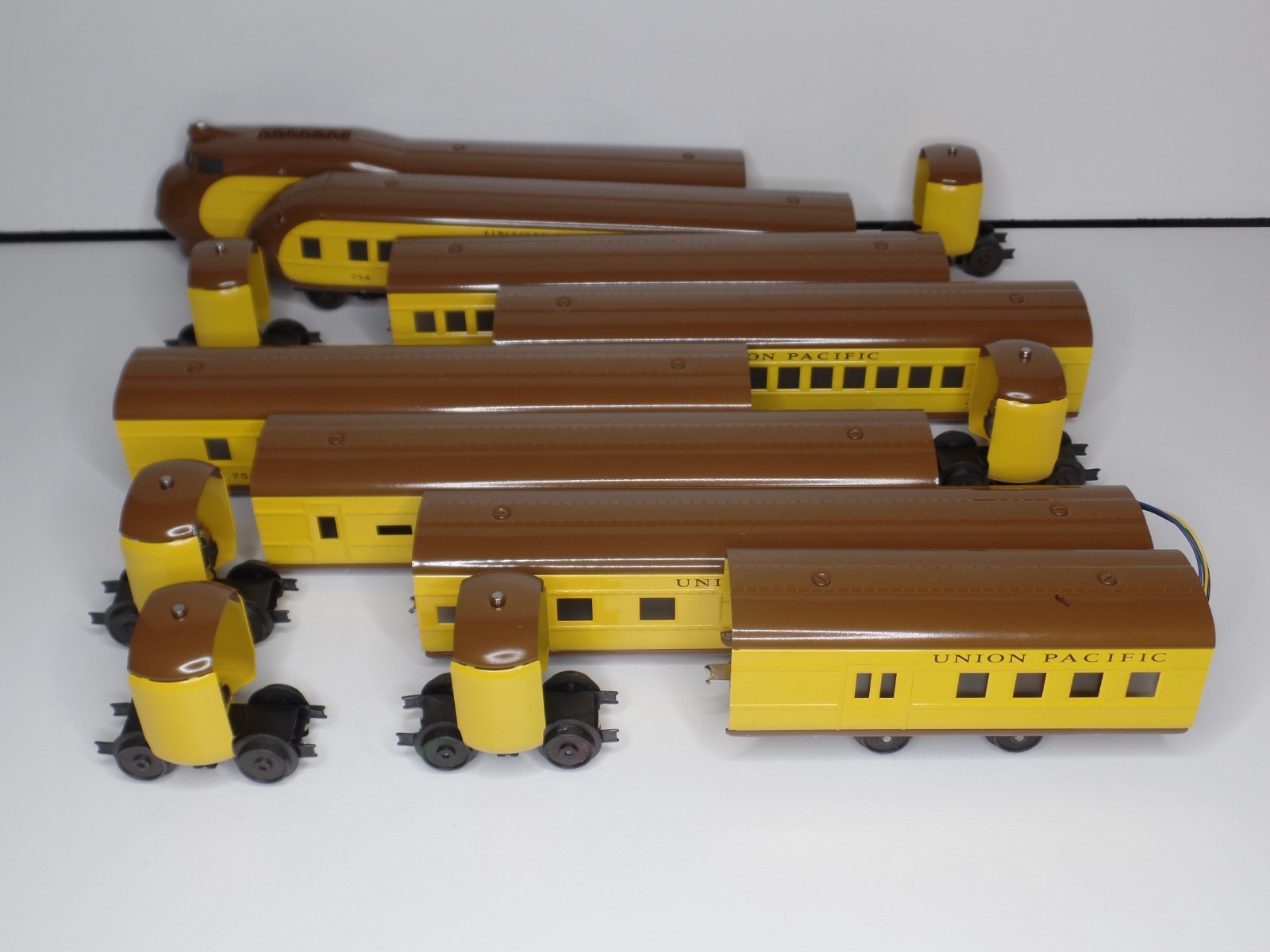 Pride Lines O Gauge Lionel Union Pacific M-1000 Streamliner Passenger Set of 14