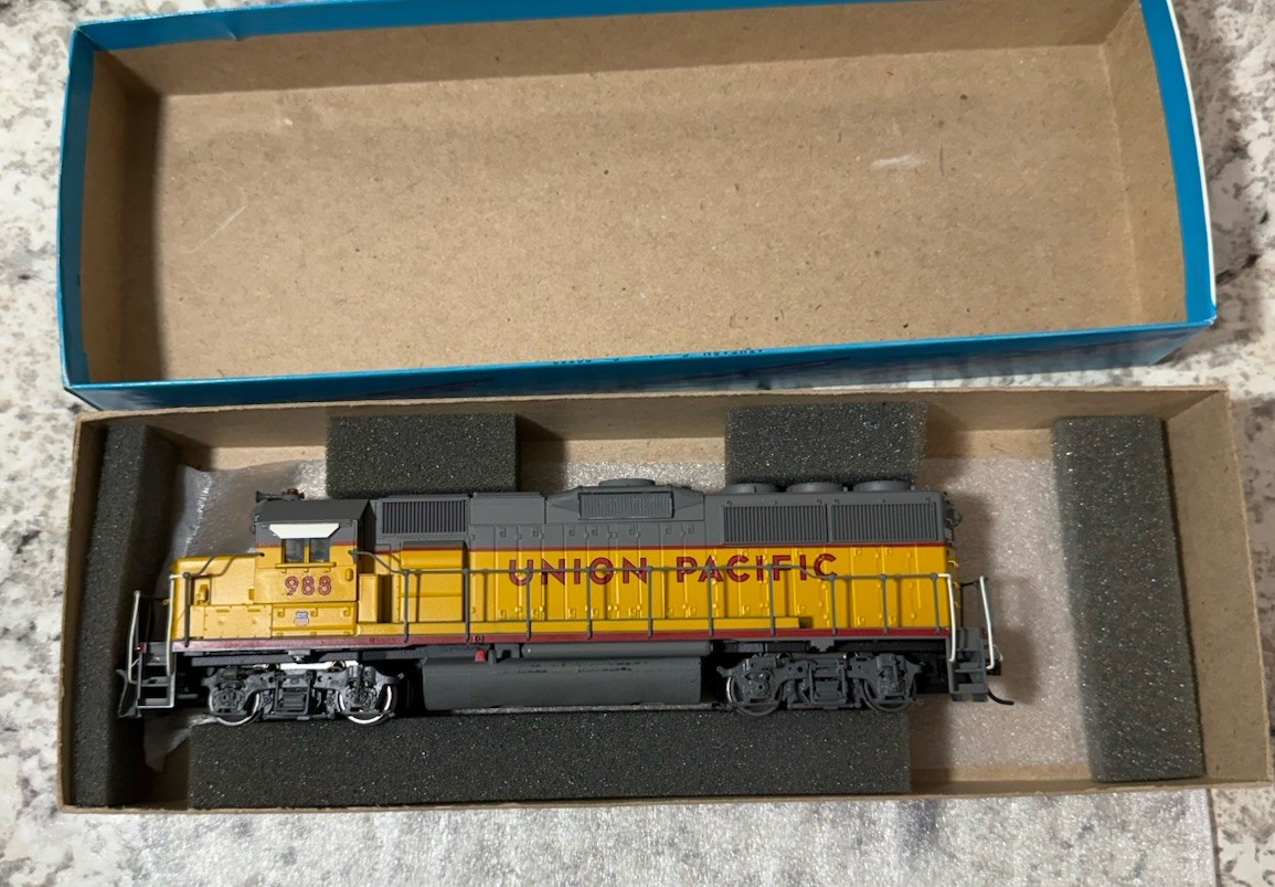Athearn VTG HO SCALE UNION PACIFIC GP50 DIESEL LOCOMOTIVE #988 NEW OB Tested
