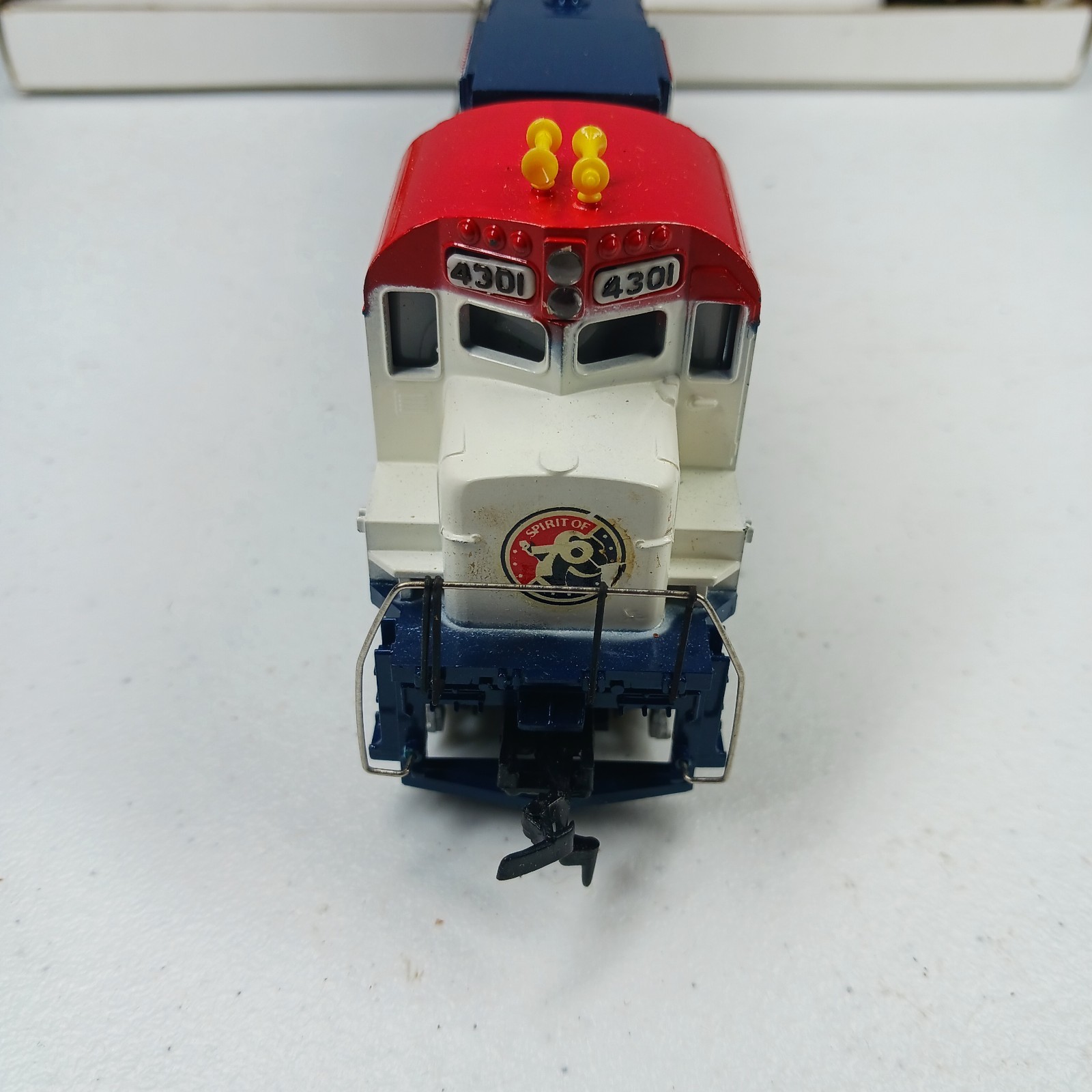 TYCO Diesel Locomotive ALCO Century 430 Spirit of ’76 HO Lighted White Blue Red