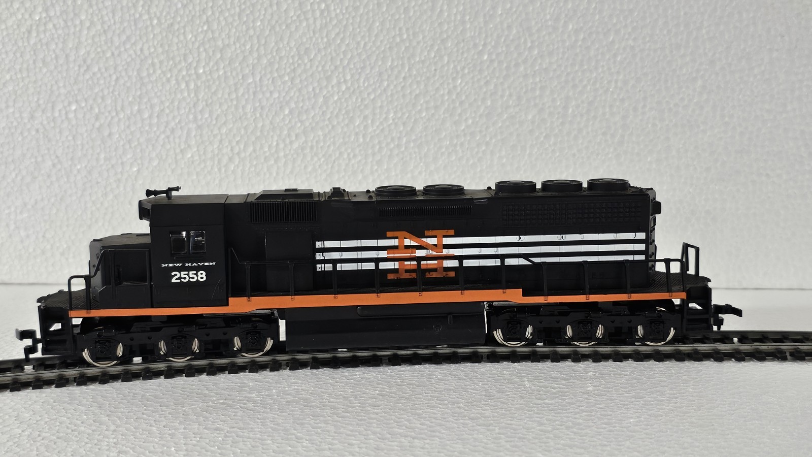 New Haven HO Diesel Locomotive 2558 Black Orange White Model Railroad