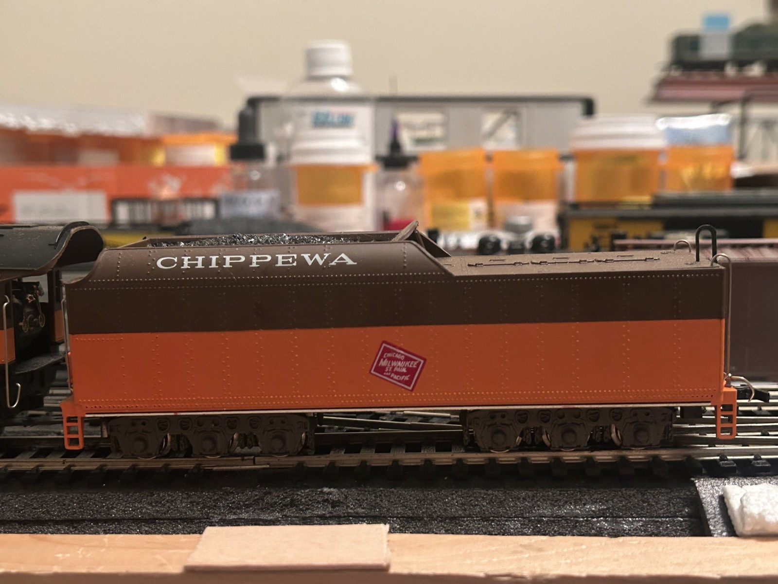 HO SCALE-MILWAUKEE ROAD “CHIPPEWA” 4-6-2 ENGINE #5087+TENDER -RIVAROSSI AHM