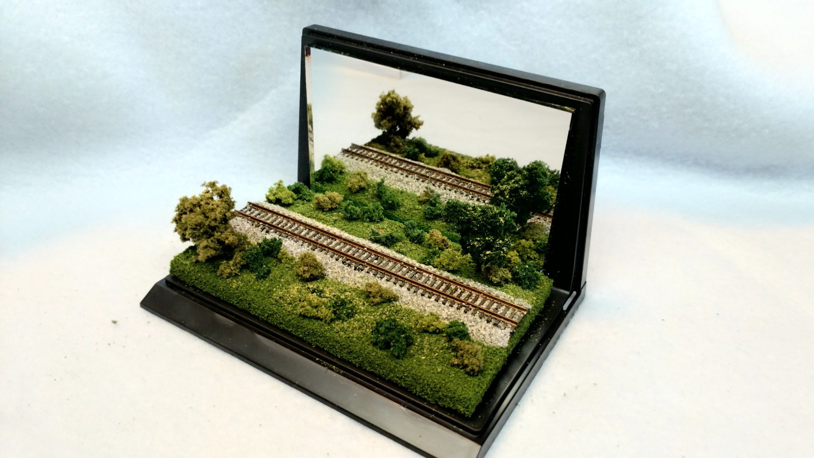 Z SCALE DISPLAY MIRROR CASE – GREAT VIEW FOR ANY Z LOCO OR CAR