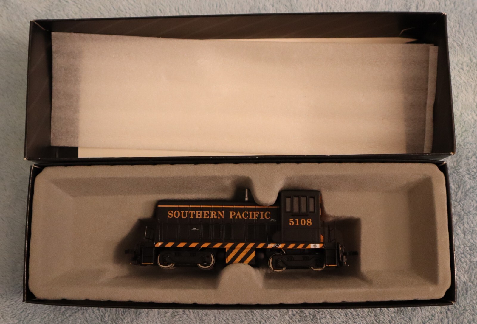 Bachmann Spectrum HO Scale GE 70 Ton Diesel Southern Pacific #5108 DC Assembled