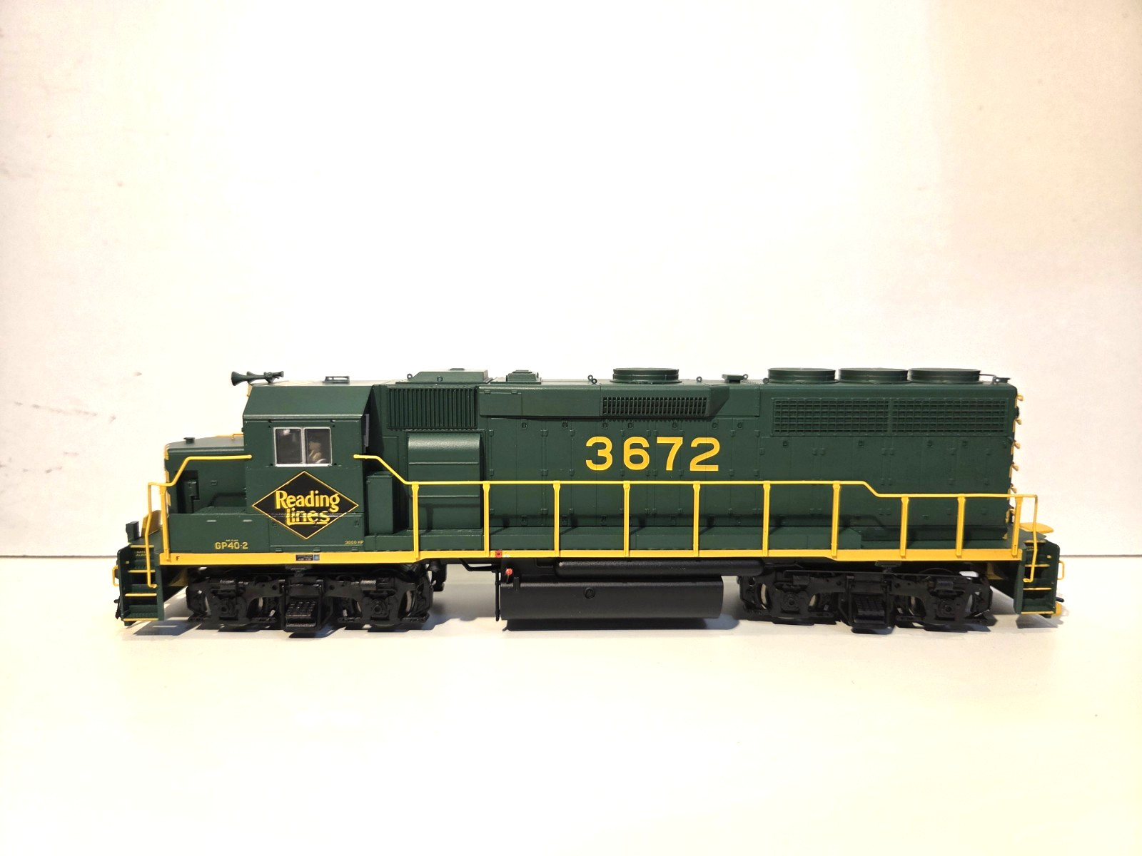 Atlas Silver HO Scale GP40-2 Reading #3672 Item 1000395