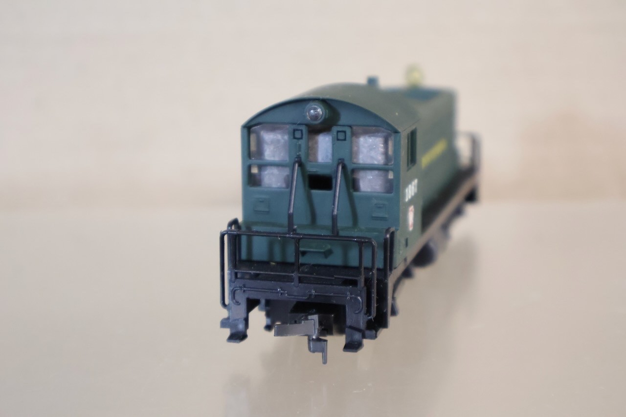 AHM 5014 HO GAUGE PENNSYLVANIA PRR EMD SW-1 DIESEL LOCOMOTIVE 1867 BOXED op