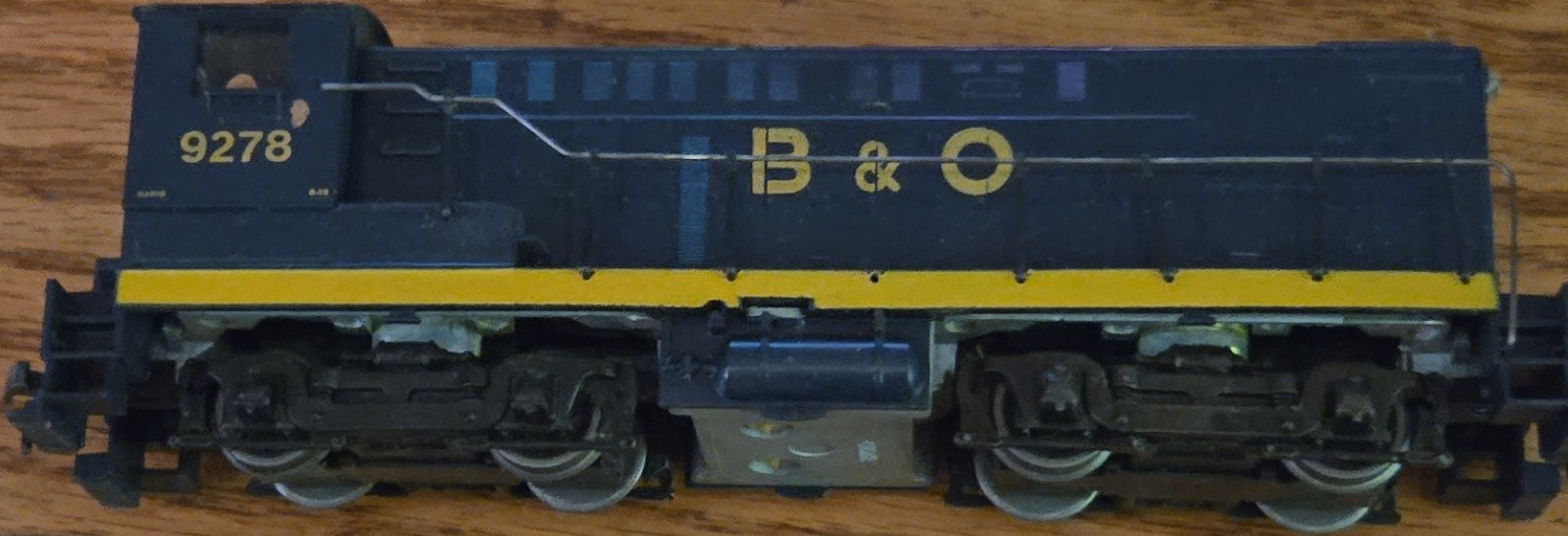 B&O HO Diesel Locomotive 1018 Blue Yellow Black Painted Plastic Metal Train