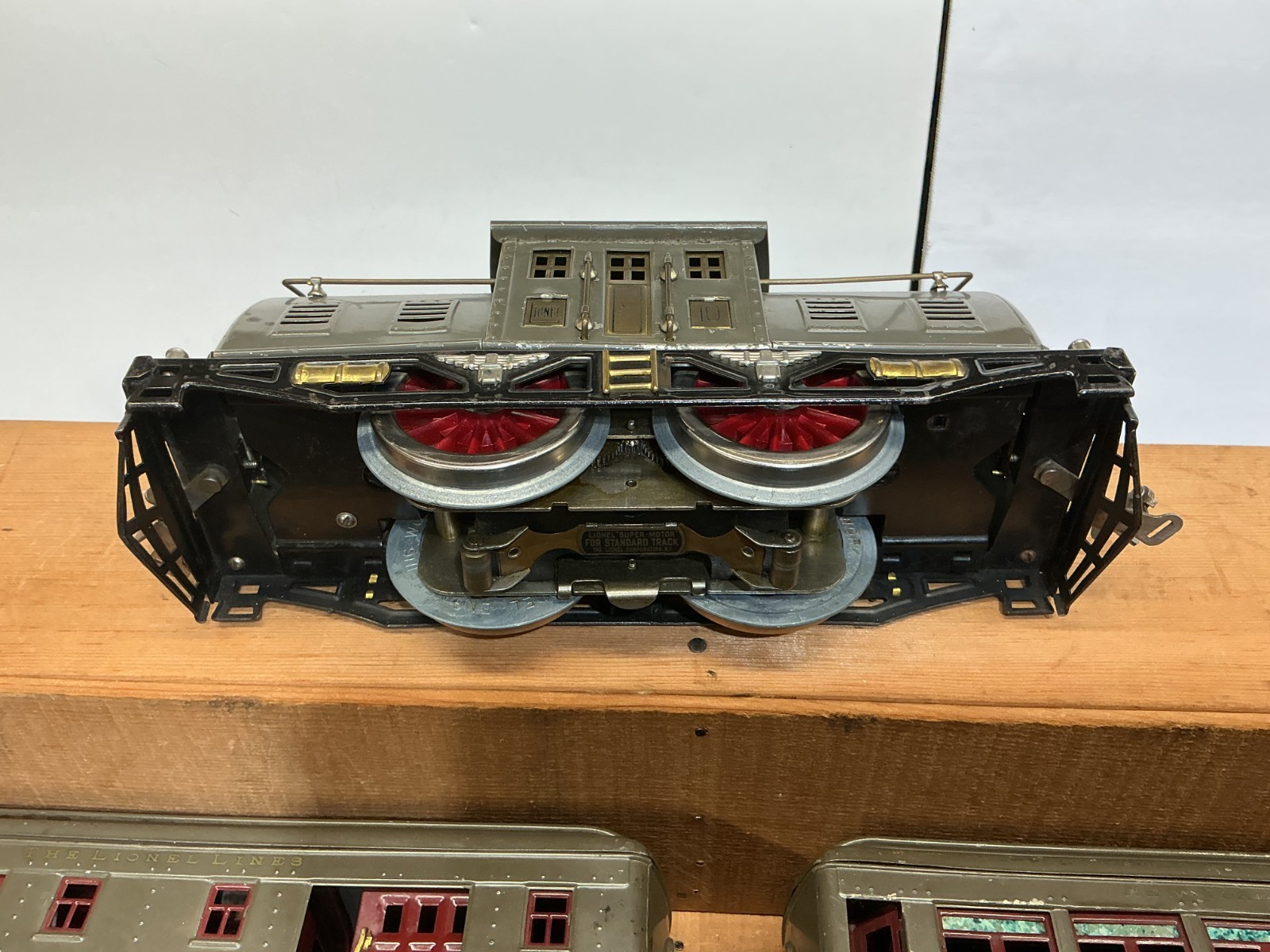 Lionel Standard Gauge #10 ENGINE and 3 Passenger Cars RUNS GOOD