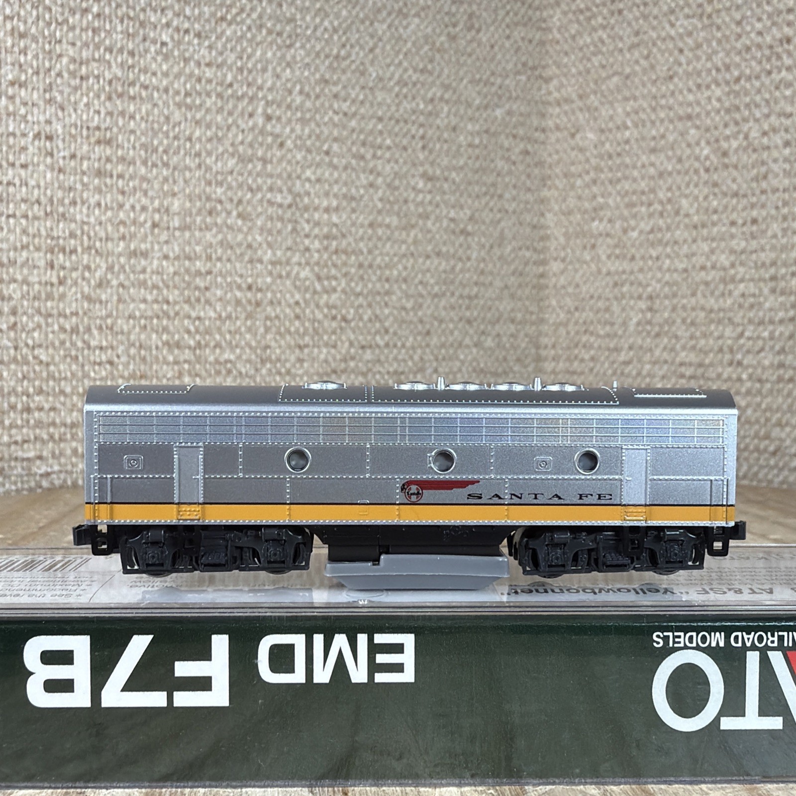KATO 176-2215 ATSF Santa Fe Yellowbonnet Freight EMD F7B Diesel N Scale